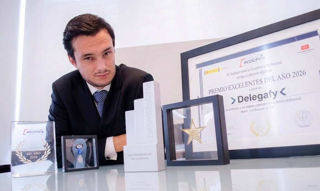 Equipo Delegafy recibiendo reconocimientos empresariales