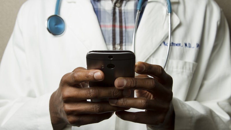Doctora usando tecnologia en consulta medica