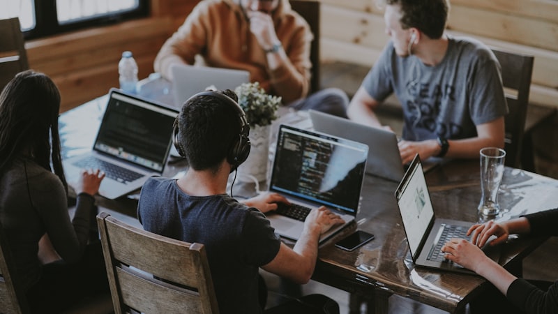 Colaboracion entre equipos humanos y tecnologia