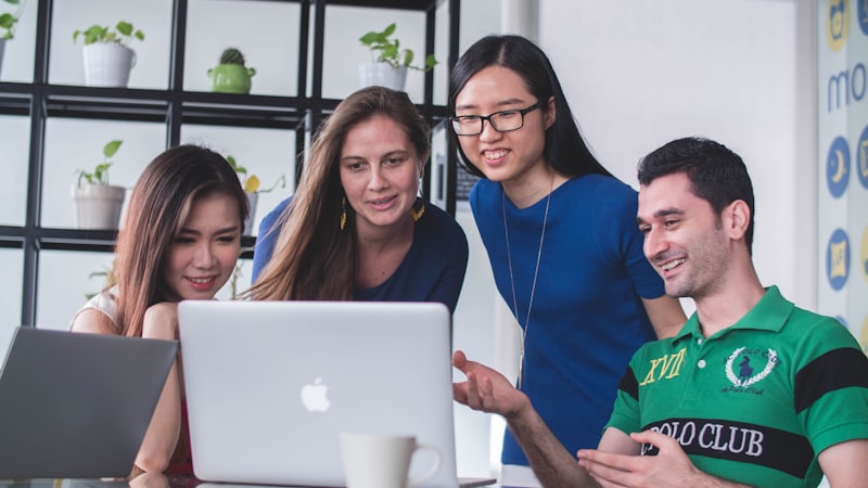 Equipo implementando framework de agentes IA