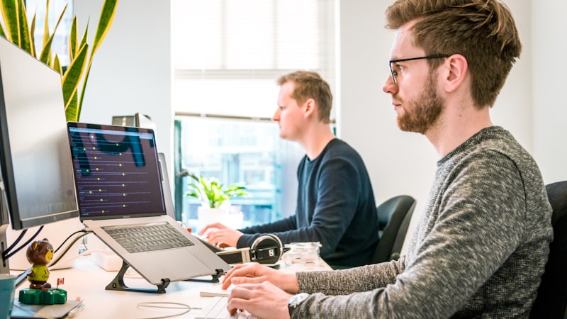 Equipo analizando procesos empresariales para automatizar