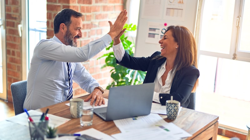 Profesionales colaborando en pipeline comercial